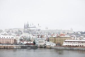 neige dans Prague, rare du froid hiver conditions. Prague Château dans tchèque république, neigeux temps avec bâtiments. photo