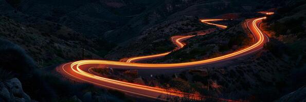 une enroulement route avec une brillant Orange lueur photo