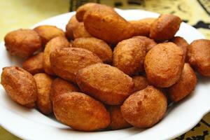 acaraje, une classique casse-croûte de bahia fabriqué avec haricot pâte et frit dans paume pétrole photo