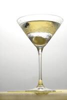 Vodka martini, boisson avec vodka, sec martini et un olive dans le verre photo