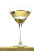 Vodka martini, boisson avec vodka, sec martini et un olive dans le verre photo