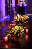 sophistiqué fête décoration avec bougies, fleurs, les tables et spécialisé éclairage photo