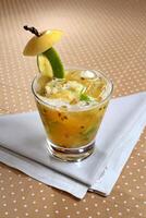 passion fruit et citron Caipirinha dans verre photo