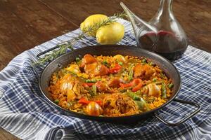Paëlla valencienne avec fruit de mer, lapin Viande, poulet, riz et Safran photo