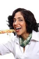 souriant brunette modèle avec sa pièce de Pizza photo