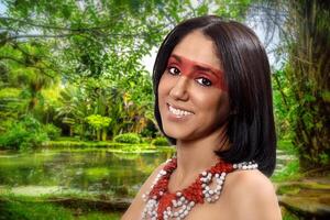souriant brunette modèle dans brésilien Indien costume et maquillage en portant une Tapioca, une typique brésilien casse-croûte photo