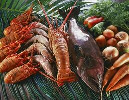 Fruit de mer et des légumes sur banane feuilles photo