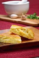 étape par étape de tortilla de patate, classique Espagnol plat avec œufs, patates, haché ciboulette et sel photo