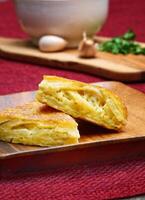 étape par étape de tortilla de patate, classique Espagnol plat avec œufs, patates, haché ciboulette et sel photo