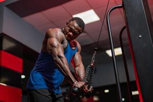 africain américain athlète Faire faire des exercices pour mains sur spécial sport équipement. vue de au dessous de sur africain américain sportif. fermer. photo