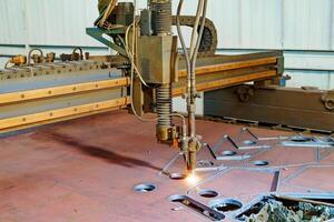 fabrication intérieur équipement entrepôt. industriel métal grand production. photo