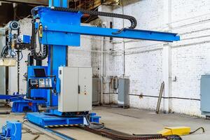 intérieur de industrie entrepôt. gros construction de métal usine chambre. photo