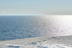 la fonte des glaces de mer phénomène naturel saisonnier du printemps à venir, la glace sur l'eau fond à cause du soleil brûlant photo