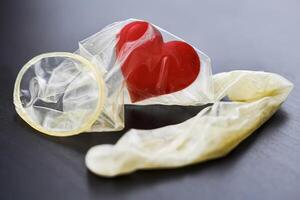cœur dans utilisé préservatif photo