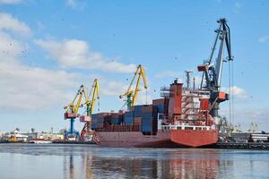 navires amarrés et grues portuaires dans le port photo