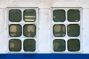 deux cabine les fenêtres et hublots sur hors-bord côté de navire photo