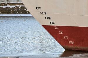 tirant d'eau de l'ancien navire sur la coque, numérotation à l'échelle, ligne de flottaison photo