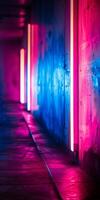 Urbain néon lumières reflétant sur humide couloir des murs photo