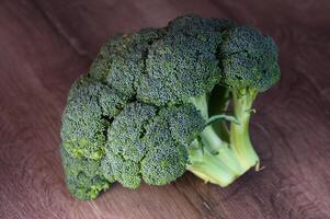 brocoli sur une en bois table dans le cuisine 4 photo