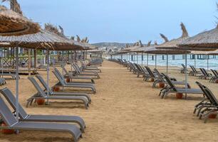 méditerranéen plage avec Soleil chaises longues et Soleil parapluies 5 photo