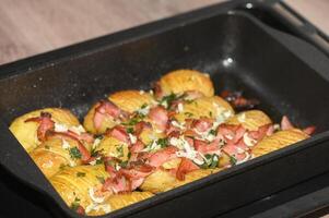 cuit patates avec Bacon dans le cuisine 13 photo