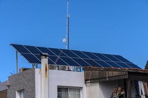 solaire panneaux sur le toit de une maison dans le village 1 photo