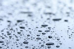 gouttes de pluie sur le pare-brise de une voiture photo