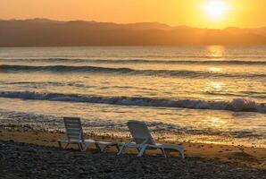 plage chaises longues dans le réglage Soleil dans le soir sept photo