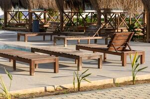 Soleil chaises longues près le café et bassin dans une Résidentiel complexe 2 photo