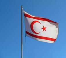 nationale drapeau de turc république de nord Chypre sur une mât photo
