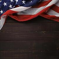 américain drapeau sur une foncé en bois table photo