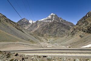 los caracoles désert Autoroute, avec beaucoup courbes, dans le andes montagnes photo