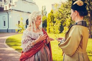 portrait de deux femme habillé dans historique baroque vêtements photo