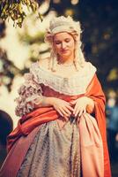 portrait de blond femme habillé dans historique baroque vêtements avec vieux mode coiffure photo