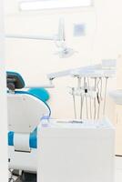 dentiste espace de travail avec moderne chaise, équipement et instruments photo