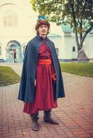 portrait de une homme dans une médiéval milieu classe costume. rétro style et historique vêtements concepts photo