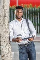 Université étudiant en buvant café penché sur une arbre photo