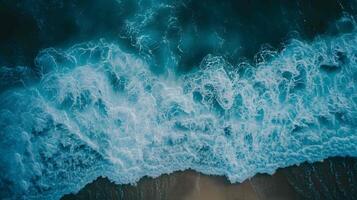 incroyable aérien vue de émeraude vert mer, petit blanc le sable plage avec parfait la nature et blanc mousseux vagues s'écraser sur le rive sur une ensoleillé journée. photo