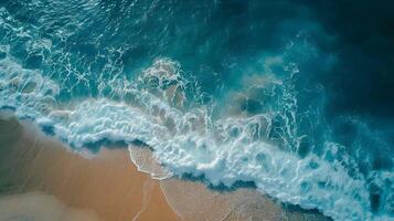 incroyable aérien vue de émeraude vert mer, petit blanc le sable plage avec parfait la nature et blanc mousseux vagues s'écraser sur le rive sur une ensoleillé journée. photo