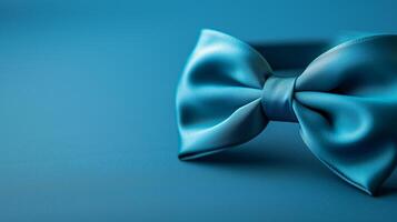 élégant bleu satin arc cravate. fermer de un élégant bleu satin arc attacher avec une lisse texture, affiché sur une correspondant à bleu arrière-plan, symbolisant classique style et sophistication. photo