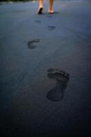 semelles de pieds, empreintes sur le plage le sable photo