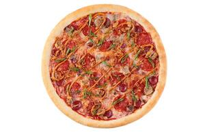 appétissant pepperoni pizza, sur une blanc arrière-plan, isoler, pour une nourriture livraison placer, photo