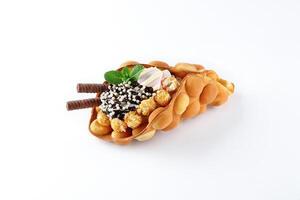 Hong kong ou bulle gaufre avec la glace crème, des fruits, Chocolat sauce et coloré bonbons isolé sur blanc Contexte photo