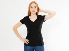 belle fille aux cheveux roux dans un t-shirt noir isolé sur blanc. joli sourire femme tête rouge en tshirt maquette vierge. photo