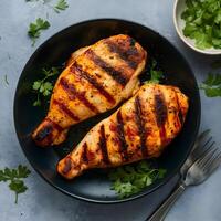 grillé poulet les seins avec l'eau à la bouche épices et assaisonnement pour social médias Publier Taille photo