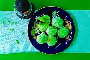 découvrir le essence de malais cuisine avec notre légendaire dessert, une fait maison délice de glutineux riz pâte, noix de coco, et rouge paume sucre, cuit à la perfection et servi avec noix de coco des lambeaux. photo