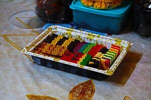 la malaisie de fête joie se déroule dans une en couches gâteau, vibrant teintes, riches textures. ouvré avec farine, sucre, et œufs, cette traditionnel délice adoucit chaque fête, une culturel Trésor chéri. photo