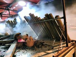 la malaisie lemang, une saisonnier plaisir, mélanges glutineux riz, noix de coco lait, rôti dans bambou doublé avec banane feuilles. une chéri tradition vendu par rue colporteurs. photo