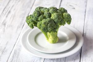 Frais brocoli sur le blanc assiette photo