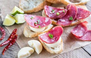 pain ciabatta des sandwichs avec fuet et mini fromage photo